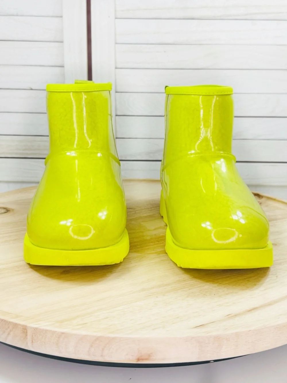 UGG Kids Classic Clear Mini II Boots Sherpa Lined Sulfur Green‎ Size 5 Big Kid